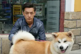 胡歌和狗狗合影旧照 模仿狗狗卖萌吐舌头调皮可爱图片