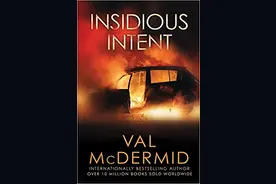 推理小说家薇儿·麦克德米德：即使是在浪漫假日 我的脑子里也全是谋杀图片