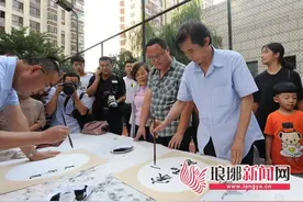 “书法进社区”走进鲁商凤凰城 为书圣节开幕暖场图片