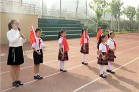 济南历下实验小学三校区同开学 新生戴上“乐行”胸牌图片