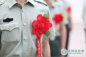 武警昆明市支队欢送退伍老兵光荣返乡图片