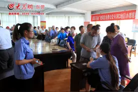 河口区交通局上门为老年人办理免费乘车卡图片