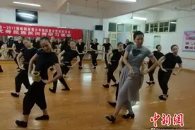 台湾学子在泰宁研习福建民族民间舞图片