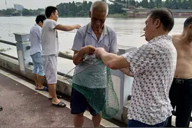 爽歪歪？暴雨过后东江鱼纷纷“自投罗网” 一捞一个准图片