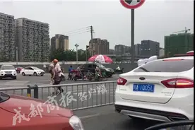 视频丨暖心！成都58岁劝导员扶白发老奶奶过马路图片