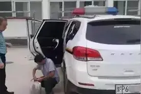 四川六旬老翁与外孙女赌气从河南回乡，步行三天后获警察救助图片