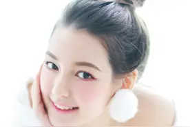 本想省下精华钱的你 反而浪费了一桌子的护肤品图片