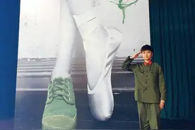 四川高校教师出演冯小刚导演新片《芳华》图片
