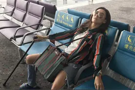 张柏芝拄拐杖瘫坐在椅子上 脚缠绷带惹网友心疼图片