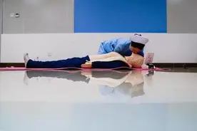 直击女护士一天的忙碌生活图片