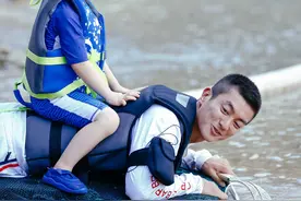 《爸爸去哪儿5》杜江花式哄嗯哼 当人肉“座驾”图片