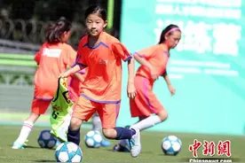 北京青少年校园足球训练营开营 中外教练共同培养后备人才图片