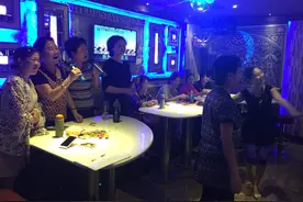 “夕阳红”KTV兴起 包场唱歌成大爷大妈”新时尚”图片