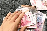 奇葩！两名男子携带一箱冥币去遵义赌博，结果……图片