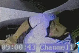 来宾一辆搅拌车撞断高压电线杆翻至田里，差点发生悲剧！图片