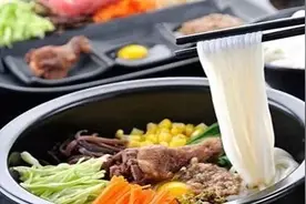 维权︱“过桥米线”里吃出创可贴、镀金吊坠当纯金售卖……遇到这些消费问题，您该如何维权？统统看过来！图片