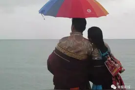 雨中的浪漫！今天青海湖畔有这样一场特殊的婚礼图片