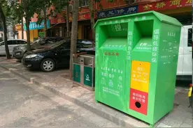清理“衣衣不舍”等冒牌旧衣物垃圾分类回收箱市政执法在行动图片