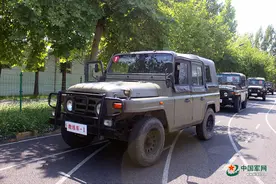 还没考驾照？“老司机”教你开军车图片