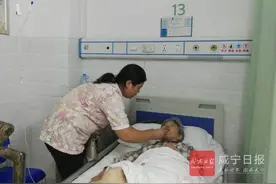 咸安区一孤寡老人摔断腿 社区工作人员接力陪护图片