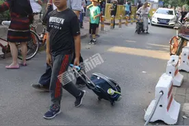小学生书包到底有多重：一年级学生背7斤重书包图片