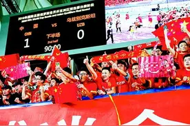 里皮兑现胜利诺言 福地武汉国足赢了乌兹别克斯坦队图片