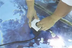 四川85后造出不怕水的插座：水中拔插头不触电图片