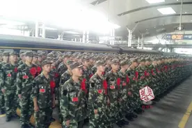 敲锣打鼓欢送亲人 320名新兵从武汉启程奔赴军营图片