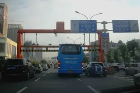 别乱闯！大客车误入二环线被卡限高梁图片