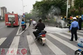 路边电瓶车自燃，10分钟烧成废铁图片