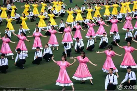 潍坊700名学生上演校园华尔兹迎新学期图片