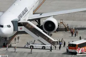 安全堪忧 日航检查与紧急着陆客机同型号飞机引擎图片