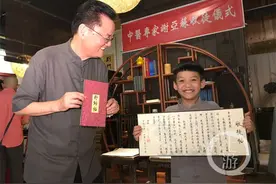 重庆七旬老中医收9岁男孩为徒 缘起命悬一线的生死故事图片