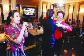 记者探访杭州KTV：下午场几乎被老年人“承包”！老唱将，新玩法，包场欢唱很时尚图片