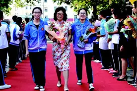 今年教师节创意变主旋律：青岛17中老师走红毯图片