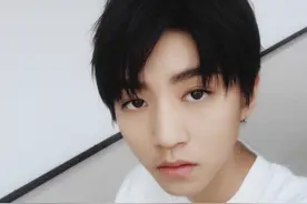 王俊凯晒军训前自拍照 网友暖心提醒军训要注意防晒图片