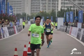 双臂残疾选手二度跑“海马”，高举双臂为自己加油图片