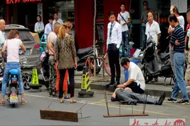 下棋斗嘴变互殴，一言不合就开打图片