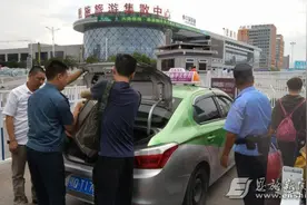 恩施火车站出租车乱象改善 不打表乱收费等违法行为减少了图片