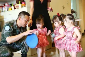 与三胞胎女儿告别，爸爸去非洲维和图片