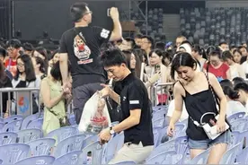 五月天大运体育场开唱 十万歌迷谱写深圳文明图片