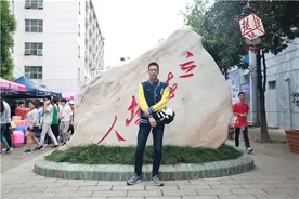 这个学校有两名新生身高过2米！学校定制加长版学生床图片