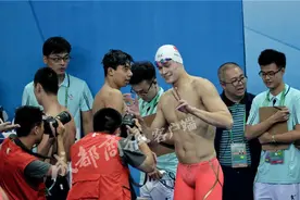 孙杨全运会首战告捷 夺取游泳生涯第100金！图片