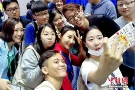 八位蹦床冠军回天津母校 何雯娜低调宣布退役图片