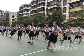 别人家的体育老师！这小学课间跳《功夫熊猫》融入了太极螳螂拳图片