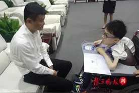 重疾男孩痴迷物联网 马云鼓励他：“相信自己、 相信奇迹、 相信未来！”图片