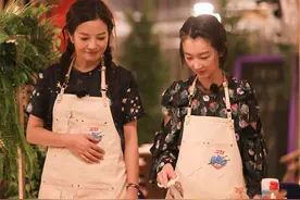 赵薇《中餐厅》做火锅人气高 客人冒雨来吃图片