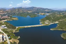 省会周边的水库景色秀丽 无人机高空航拍图片
