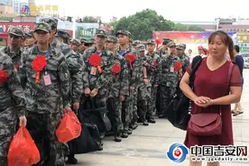 吉安市首批400余新兵昨奔赴军营图片