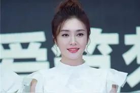 秦岚身穿白裙亮相公益活动 为爱助力图片
